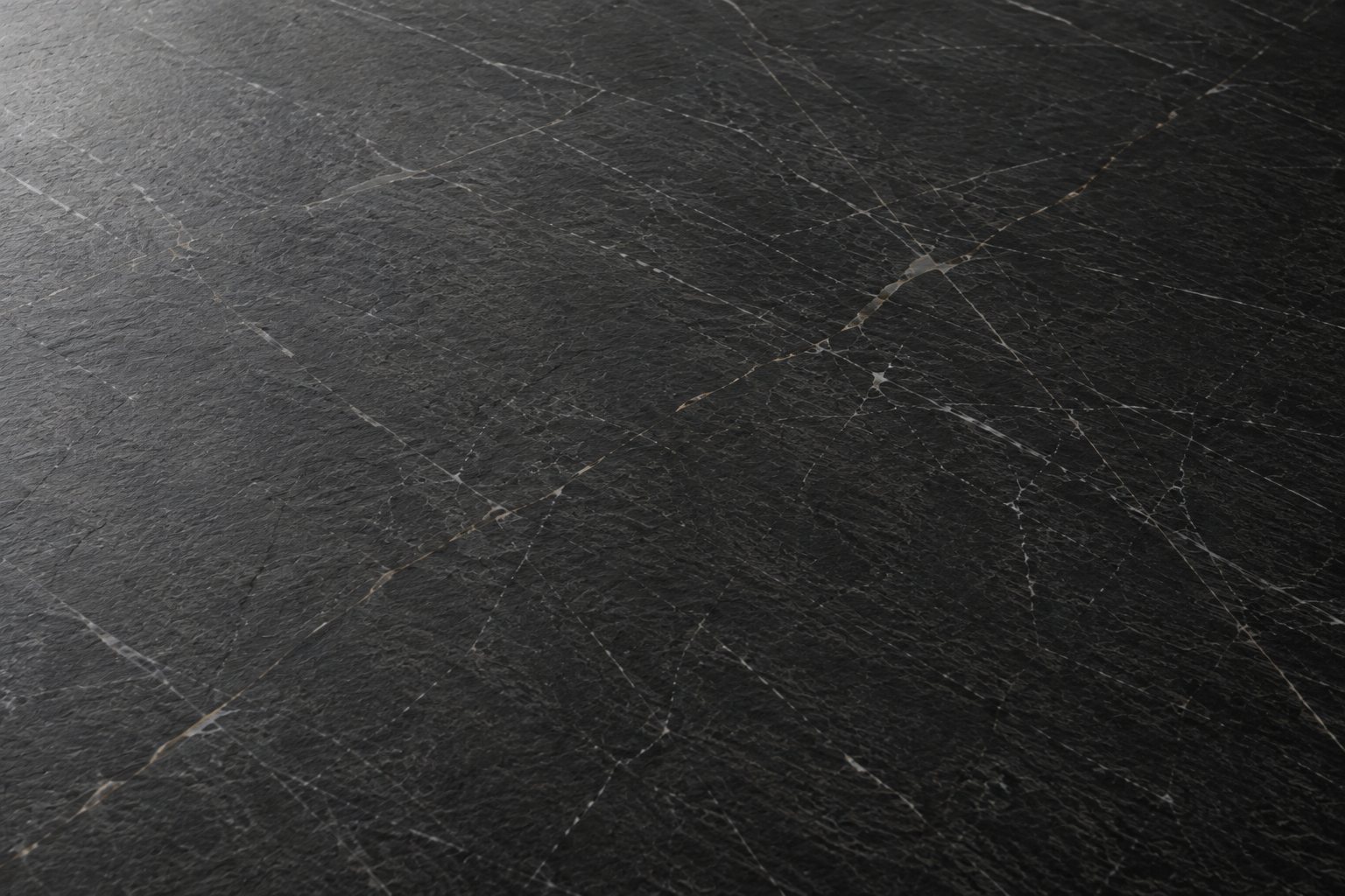 Marquina preto com acabamento escovado: sem reflexo, poro aberto e relevo visível, o preto puxando para grafite.