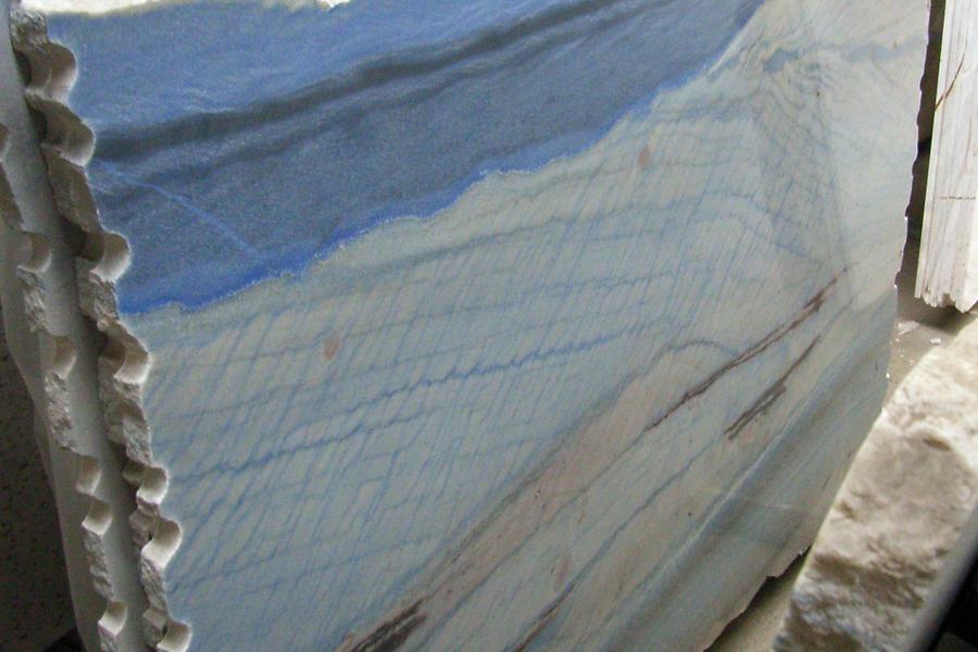 Chapa de Azul Macaúbas: azul com bandas onduladas.