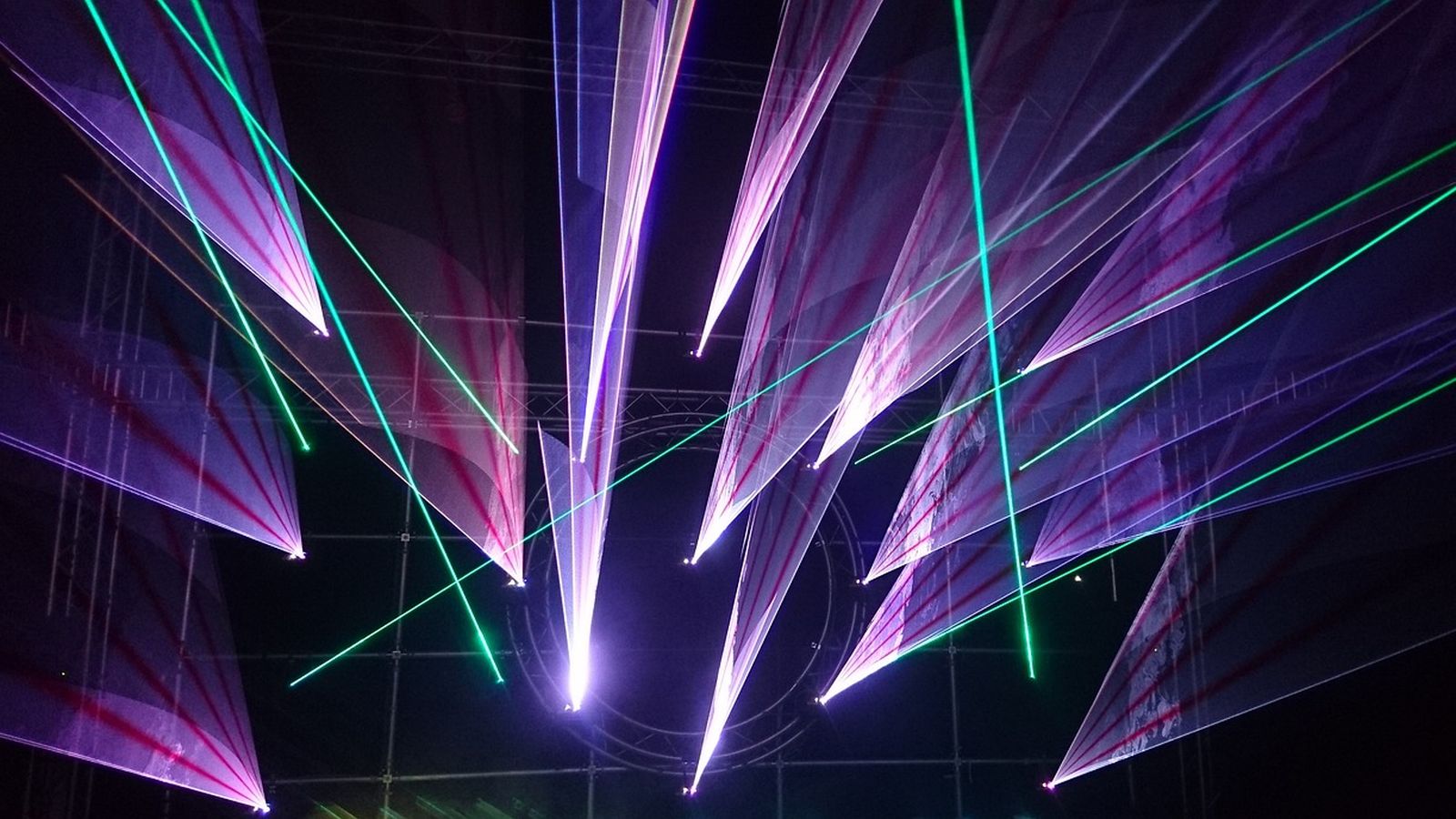 Feixes de laser abertos sobre a pista em uma edição anterior do PULSE.